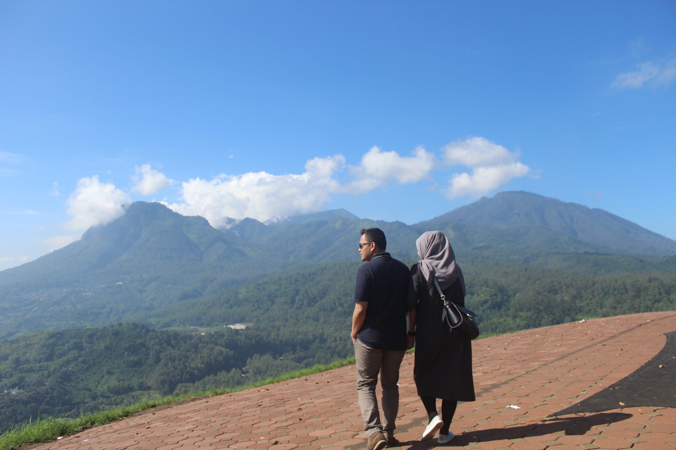 Panorama Gunung Arjuno Welirang dari udara paralayang Batu Malang